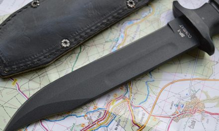 Sajam Belati yang Memiliki Bilah Runcing Bermata Dua