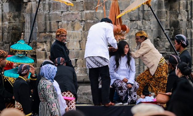 Tradisi Masyarakat Yaitu Dalam Melakukan Buang Sial