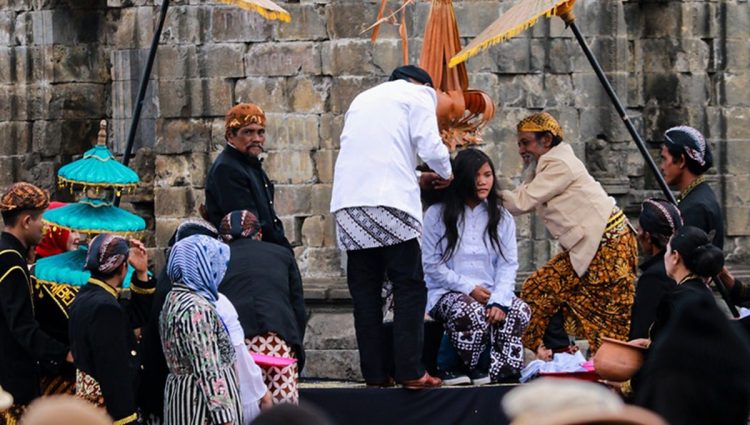 Tradisi Masyarakat Yaitu Dalam Melakukan Buang Sial