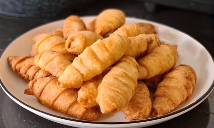 Camilan Molen Yang Memiliki Berbagai Isian Di Dalam