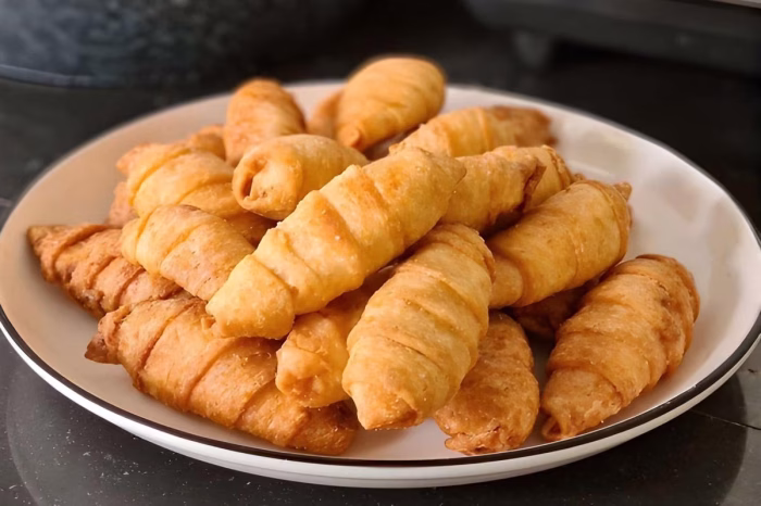 Camilan Molen Yang Memiliki Berbagai Isian Di Dalam