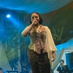 Bernyanyi Ala Nyinden Khas Jawa Saat Pertunjukan