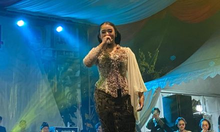 Bernyanyi Ala Nyinden Khas Jawa Saat Pertunjukan