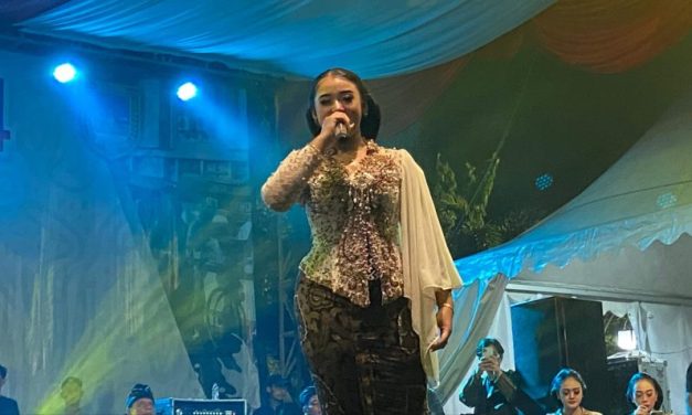 Bernyanyi Ala Nyinden Khas Jawa Saat Pertunjukan