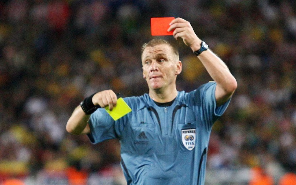 Peringatan Pelanggaran Dalam Sepak Bola Yaitu Kartu Kuning