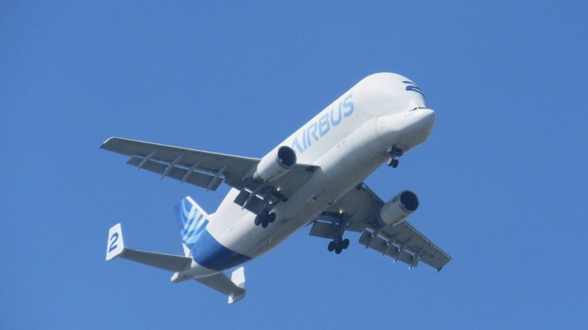 Transportasi Canggih Yaitu Pesawat Terbang Ke Berbagai Tempat