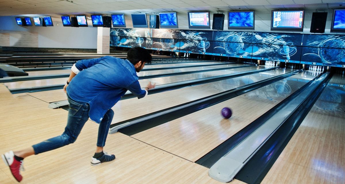 Memainkan Olahraga Santai Bowling Di Dalam Ruangan