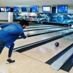 Memainkan Olahraga Santai Bowling Di Dalam Ruangan