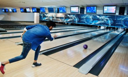 Memainkan Olahraga Santai Bowling Di Dalam Ruangan