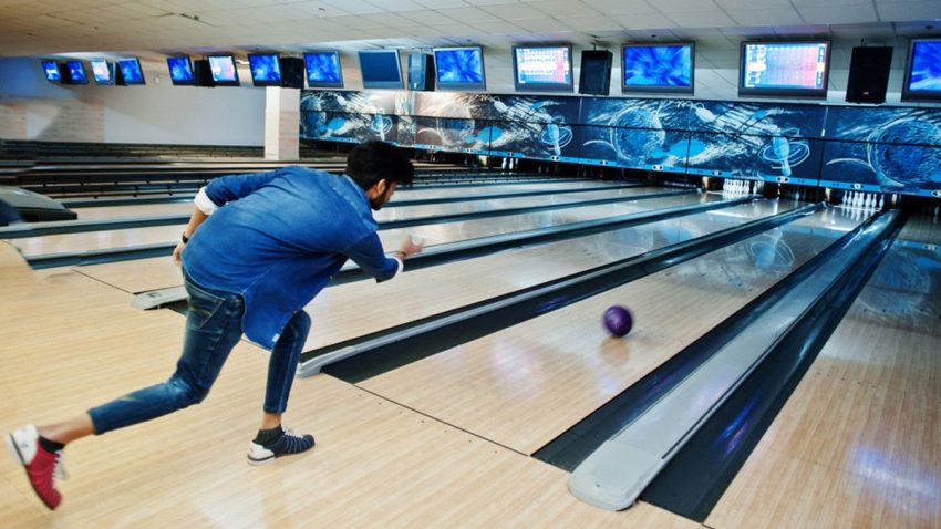 Memainkan Olahraga Santai Bowling Di Dalam Ruangan