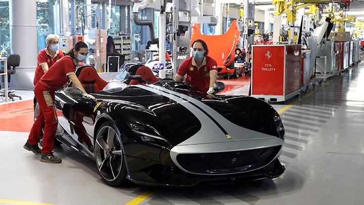 Produsen Otomotif Dalam Memproduksi Mobil Mewah Ferrari