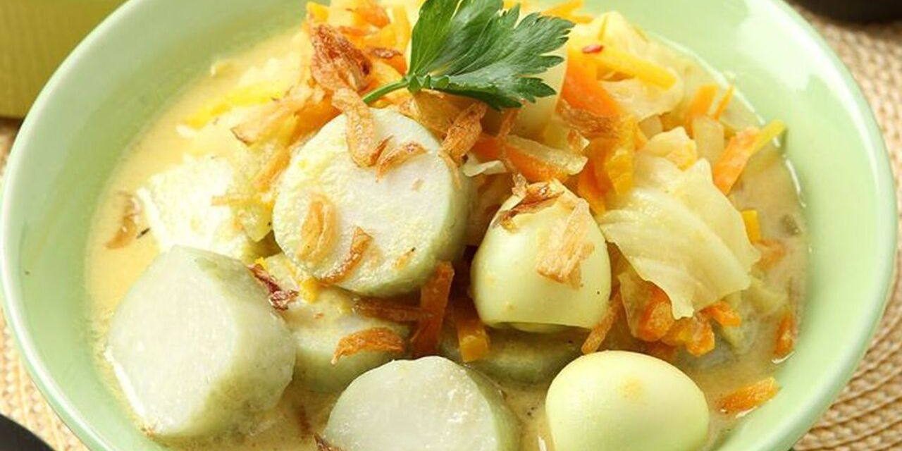 Makanan Khas Indonesia Lontong Dengan Kuah Gurih