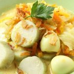 Makanan Khas Indonesia Lontong Dengan Kuah Gurih