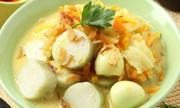 Makanan Khas Indonesia Lontong Dengan Kuah Gurih
