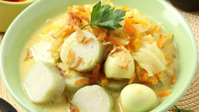 Makanan Khas Indonesia Lontong Dengan Kuah Gurih