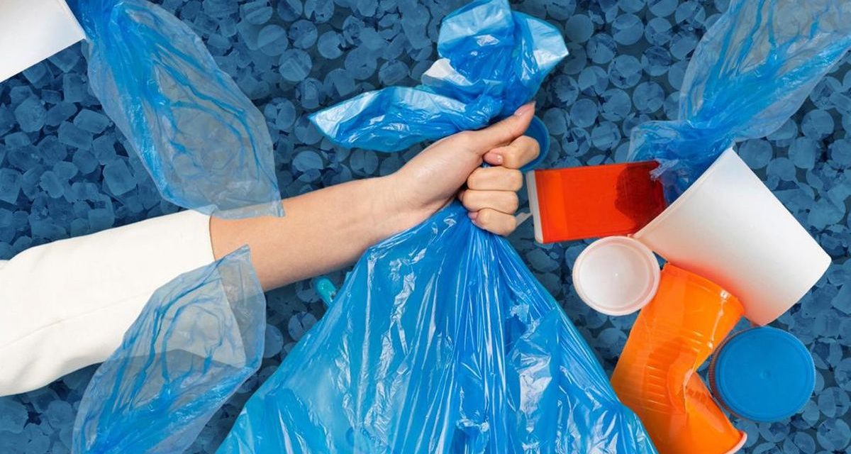 Sebuah Benda Plastik Saat Ini Sedang Di Kurangi