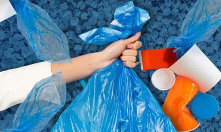 Sebuah Benda Plastik Saat Ini Sedang Di Kurangi