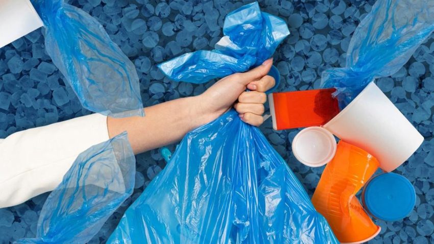 Sebuah Benda Plastik Saat Ini Sedang Di Kurangi