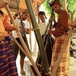 Kegiatan Menumbuk Dengan Menggunakan Lesung