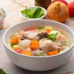 Sebuah Makanan Hangat Sup Dengan Kuah Dan Sayuran