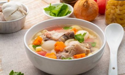 Sebuah Makanan Hangat Sup Dengan Kuah Dan Sayuran