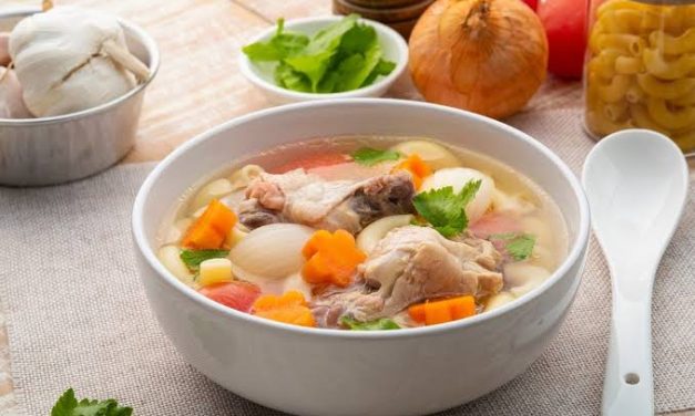 Sebuah Makanan Hangat Sup Dengan Kuah Dan Sayuran