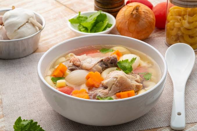 Sebuah Makanan Hangat Sup Dengan Kuah Dan Sayuran