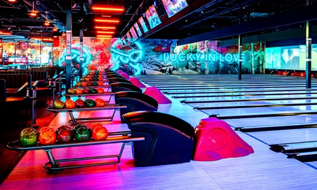Olahraga Menjatuhkan Pin Dengan Bola Bowling