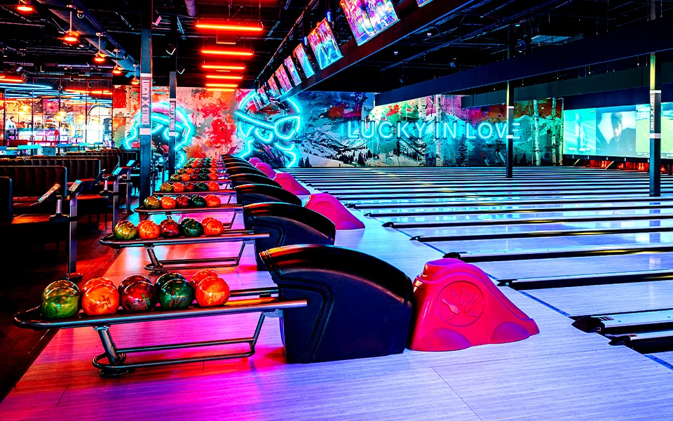 Olahraga Menjatuhkan Pin Dengan Bola Bowling