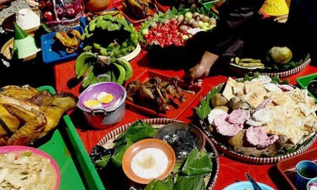 Persembahan Sesajen Untuk Sebuah Pemujaan