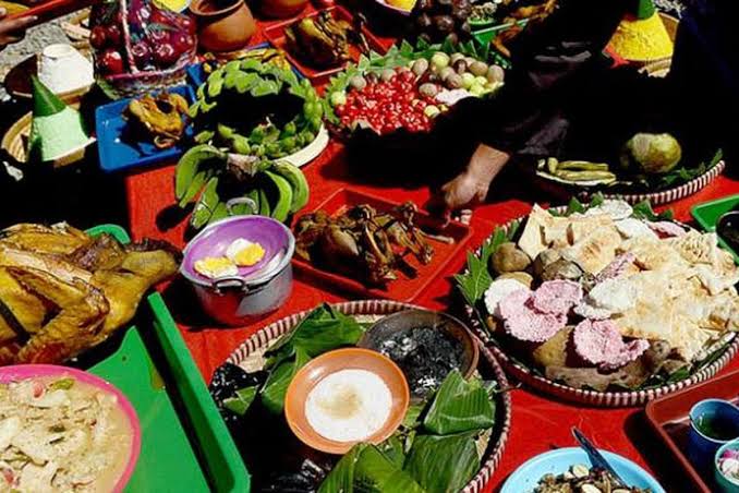Persembahan Sesajen Untuk Sebuah Pemujaan