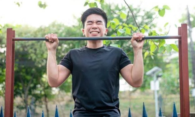 Sebuah Olahraga Fisik Latihan Tubuh Pull Up