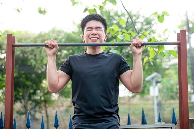 Sebuah Olahraga Fisik Latihan Tubuh Pull Up