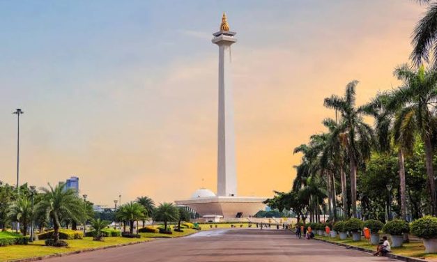 Sebuah Tugu Besar Monas Indentik Dengan Jakarta