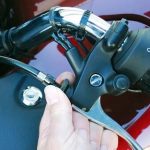 Sebuah Komponen Motor Pada Tali Gas