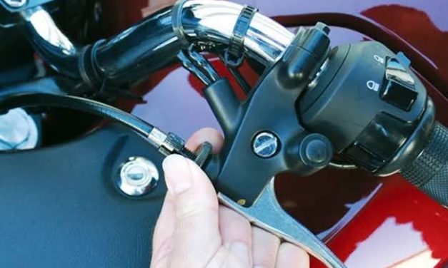 Sebuah Komponen Motor Pada Tali Gas