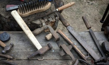 Pemakaian Sebuah Alat Kikir Untuk Kuku Maupun Lainnya