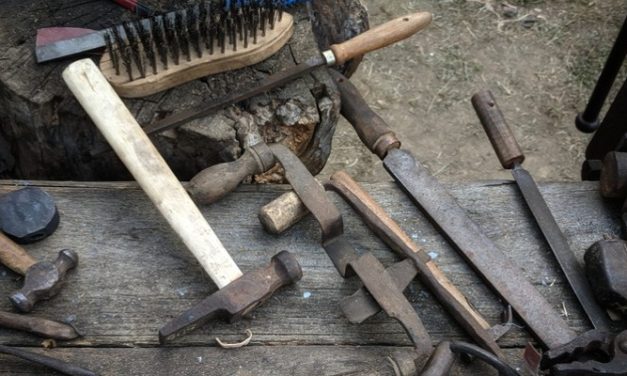 Pemakaian Sebuah Alat Kikir Untuk Kuku Maupun Lainnya