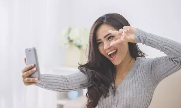 Sebuah Trend Selfie Dengan Kamera Depan Ponsel