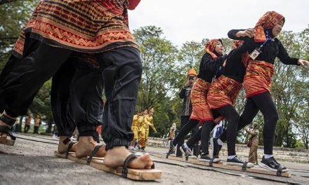 Suatu Alas Panjang Bakiak Sebagai Permainan Tradisional