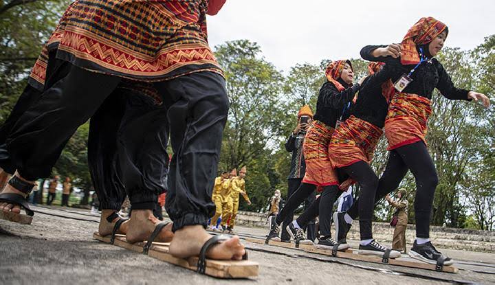 Suatu Alas Panjang Bakiak Sebagai Permainan Tradisional