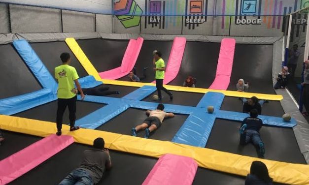 Olahraga Kegiatan Trampolin Dengan Lompatan