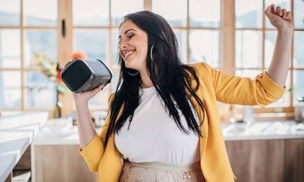 Suatu Pengeras Suara Speaker Dengan Via Bluetooth